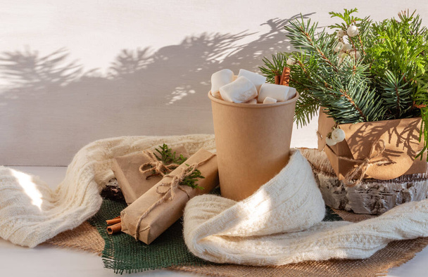 Composition de Noël, cacao avec guimauves sur fond blanc, branches d'arbre de Noël, cadeaux, espace de copie - Photo, image