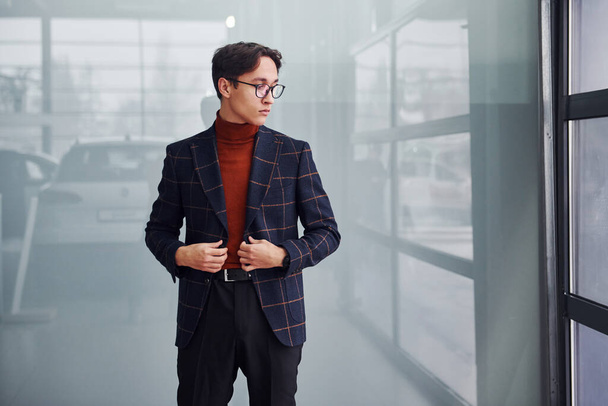 Young business man in luxury suit and formal clothes posing for the camera indoors. - Foto, afbeelding