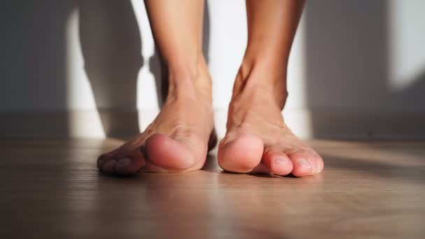 Schöne barfüßige weibliche Füße im gleißenden Sonnenlicht. Frau streckt ihre Beine - Filmmaterial, Video