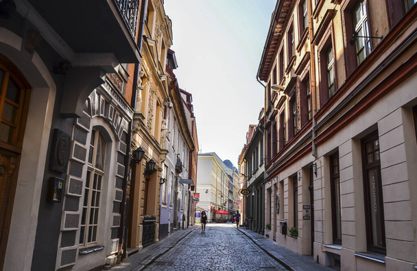 RIGA, LATVIA - JULI 26, 2014: Een van de rustige smalle middeleeuwse straat in het historische centrum van het oude Riga, Letland. Leuke plek om langs te lopen - Foto, afbeelding