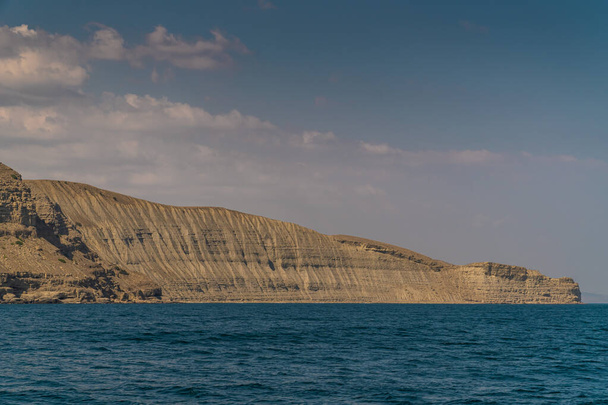 A Krími-félsziget. 2021. július 21. Festői kilátás és körvonalai Cape Meganom partjaira a Fekete-tengertől Szudak város közelében. - Fotó, kép
