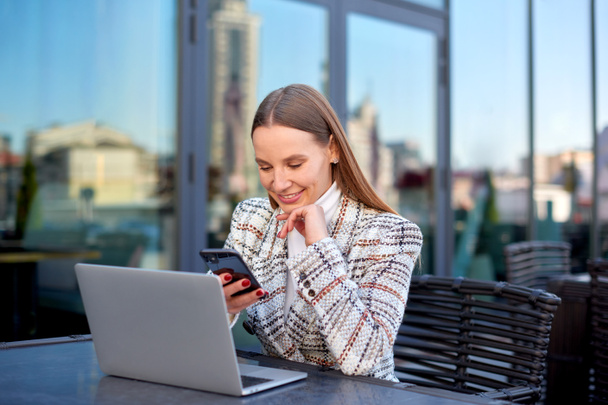travailleur indépendant femme d'affaires travaillent à distance sur ordinateur portable dans le café de la ville - Photo, image