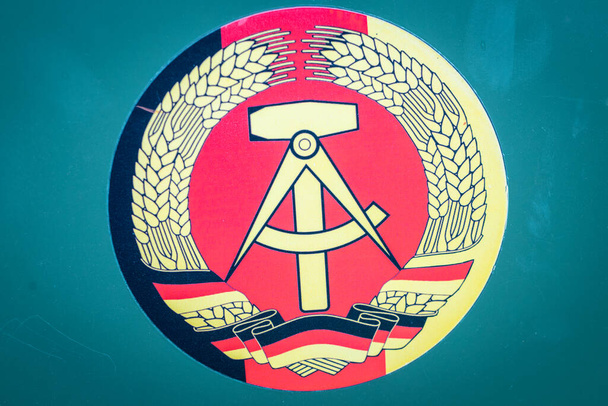 Старий герб Німецької Демократичної Республіки, комуністичний символ Східної Німеччини  - Фото, зображення