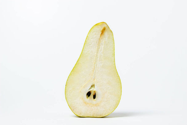 Pera aislada sobre fondo blanco. Peras cortadas por la mitad. Dieta saludable - Foto, Imagen