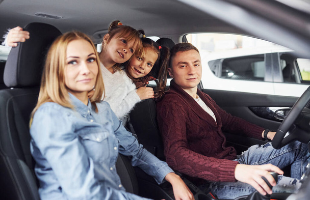 Cheerful family riding in a car together. Having fun and good weekend. - Foto, immagini