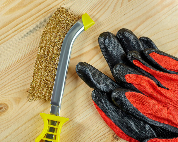 Cepillo de madera y guantes de trabajo. Las herramientas están en una tabla de madera. Vista desde arriba. Puesta plana - Foto, imagen