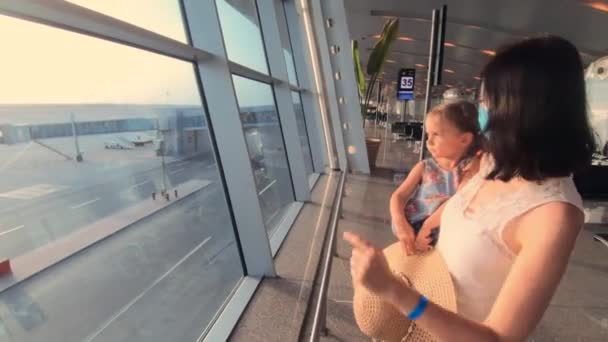 Havalimanında çocuklu mutlu bir kadın ve gün batımında eller havada. - Video, Çekim