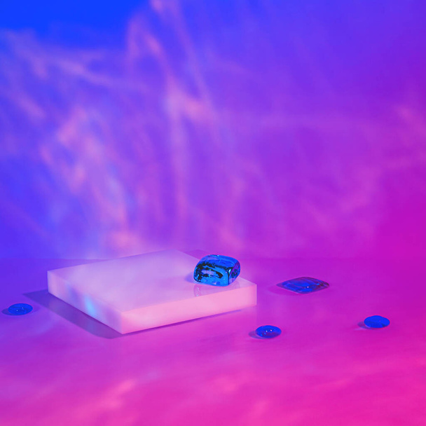 üres jelenet négyzet alakú dobogóval holografikus rózsaszín háttér  - Fotó, kép
