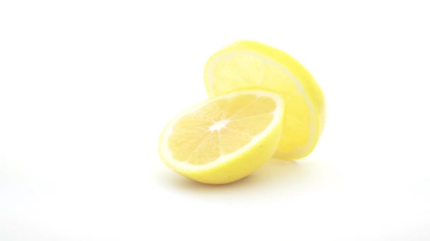 Zitrone ist isoliert. gelbe Zitrone auf weißem Hintergrund. Zitrusfrüchte. isolieren - Filmmaterial, Video