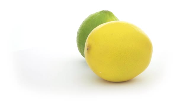 Limão isolado. limão amarelo sobre um fundo branco. citrinos. isolar - Filmagem, Vídeo