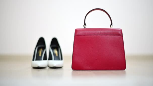 close-up van witte vrouw schoenen en rode portemonnee - Video