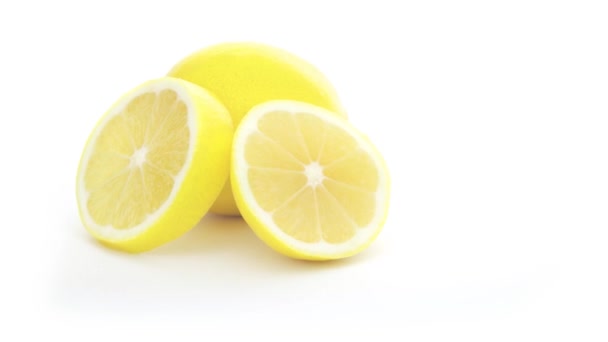 レモンは孤立している。白い背景に黄色のレモン。柑橘類。隔離 - 映像、動画