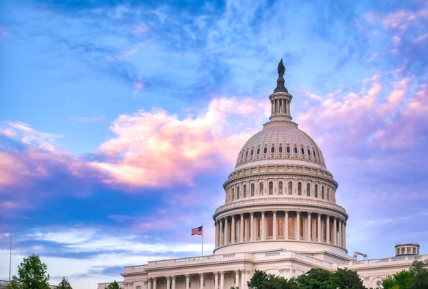 Le Capitole des États-Unis, le lieu de réunion du Congrès des États-Unis, situé sur la colline du Capitole à l'extrémité est du National Mall à Washington, D.C.. - Photo, image