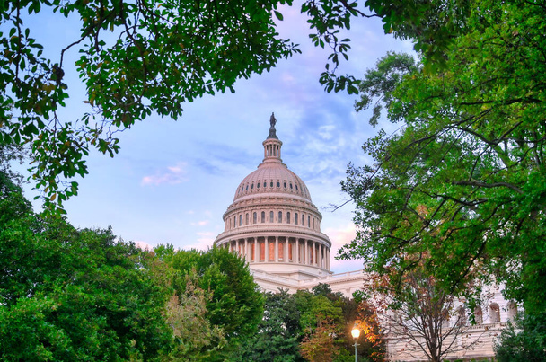 Az Egyesült Államok Kapitóliuma, az Egyesült Államok Kongresszusának találkozóhelye, a Capitol Hill-en található, a National Mall keleti végén, Washingtonban.. - Fotó, kép