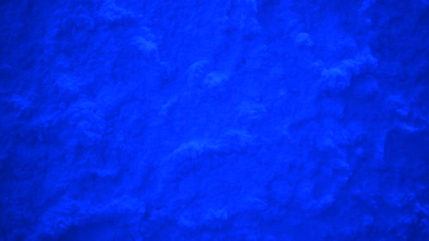 Zblízka sněhové textury v modrém světle - Záběry, video