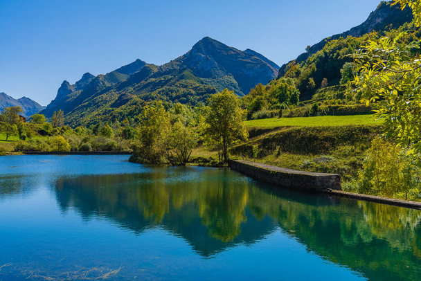 Podzimní krajina ve městě Valle de Lago v Somiedu v Asturii. Španělsko  - Fotografie, Obrázek