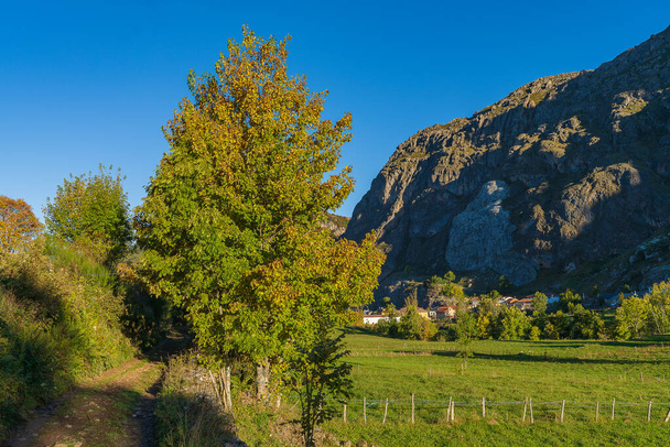 Paysage d'automne dans la ville de Valle de Lago à Somiedo, Asturies. Espagne  - Photo, image