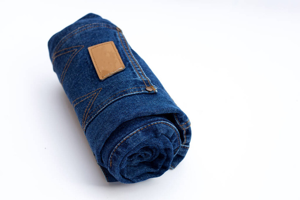 Рулонні сині джинси на білому тлі
 - Фото, зображення