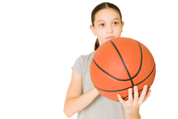 Chcę wygrać ten mecz. Sportowa młoda dziewczyna zdobywając kilka punktów dla swojej drużyny na meczu koszykówki - Zdjęcie, obraz