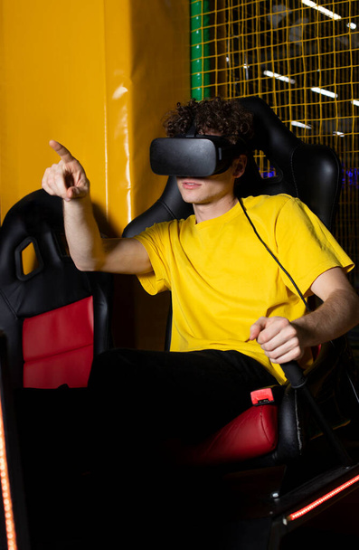Vida virtual. O cara nos óculos da realidade virtual realiza ações - Foto, Imagem