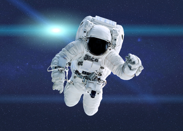 Космічний астронавт у космосі з об'єктивом. Наукова фантастика. Елементи цієї ілюстрації були надані НАСА.. - Фото, зображення