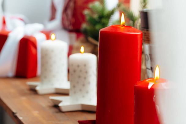 Red and white Christmas candles interior decoration - Fotoğraf, Görsel