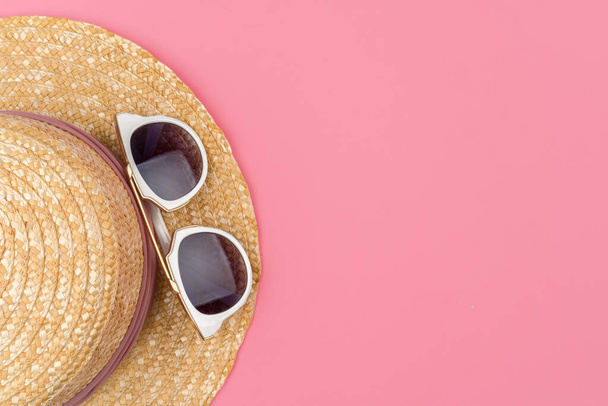 Female straw hat and sunglasses for beach holiday top view - Foto, imagen