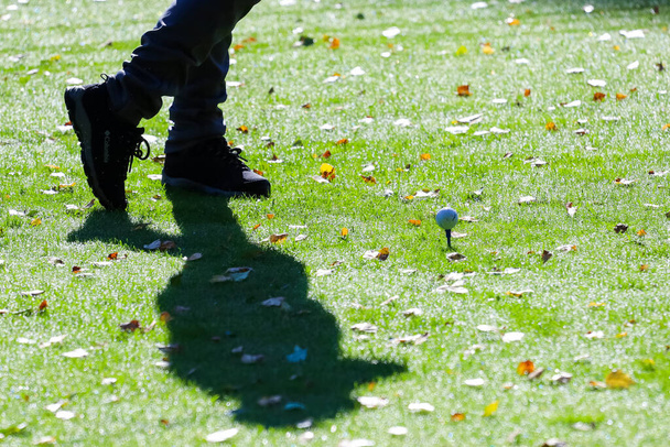 Golfer with a putter on the field. - Фото, зображення