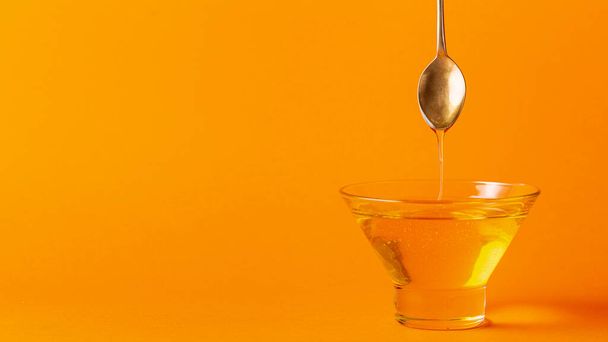 miel goteando del tazón de cuchara. Foto de alta calidad - Foto, Imagen