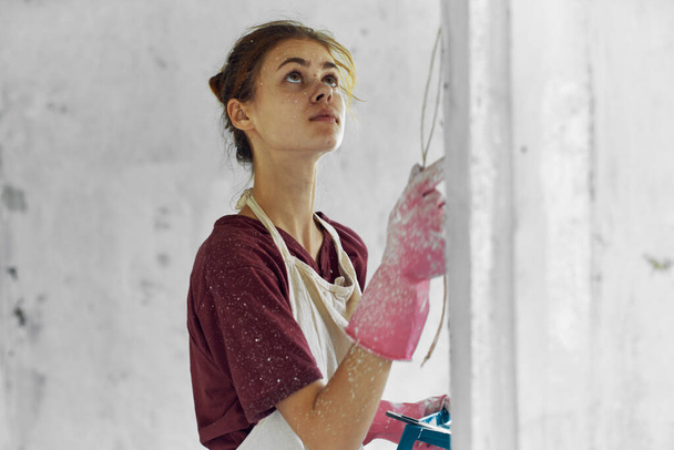 woman painter with brush paints in room decoration home renovation - Φωτογραφία, εικόνα