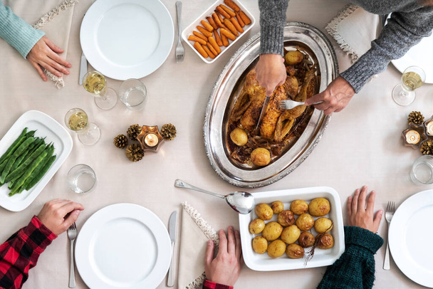 Kafkasyalı olgun bir kadının Noel usulü kızarmış tavuk dilimlemesini yakından izleyin. Aile toplantısı kutlaması. - Fotoğraf, Görsel