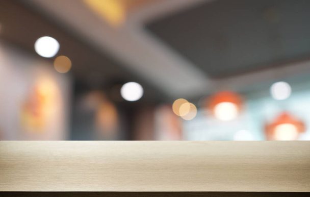 Drewniany blat stołowy przed abstrakcyjnym rozmytym tłem. Pusty drewniany stół do promocji marketingu tekstowego. puste drewno stół kopia przestrzeń na tło - Zdjęcie, obraz