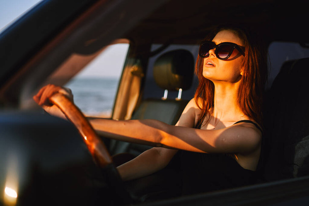 woman driving in car trip posing fashion travel - Foto, Bild