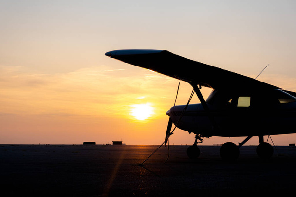 A silhouette of a plane on the sunset - Foto, immagini