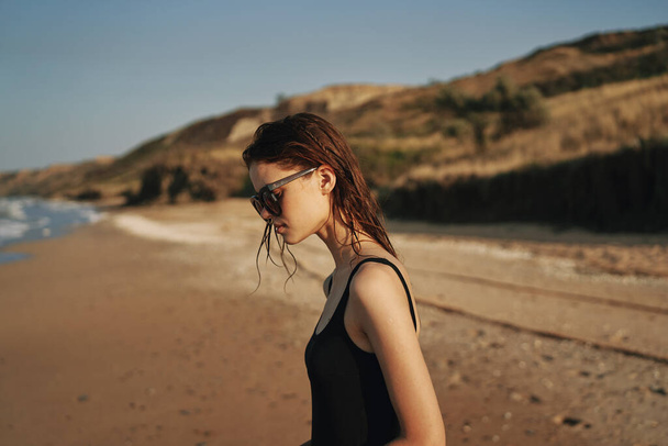 hezká žena v černé plavky pláž příroda slunce - Fotografie, Obrázek