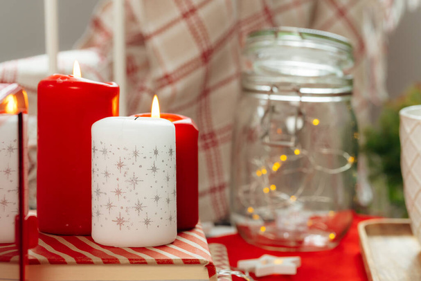 Red and white Christmas candles interior decoration - Foto, afbeelding