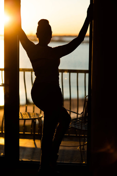 The silhouette of a sexy woman on a balcony - Foto, Imagem