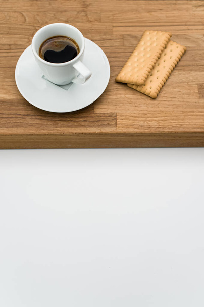 káva a sušenky espresso na dřevěné sekací desce a bílé pozadí s kopírovacím prostorem - Fotografie, Obrázek