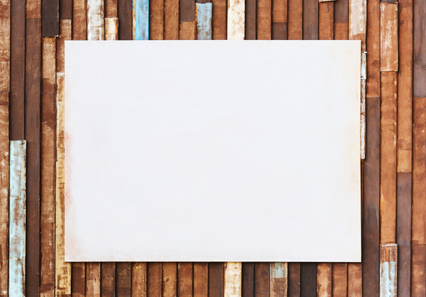 Tyhjä likainen juliste paperi vanha puinen seinä
 - Valokuva, kuva