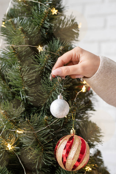 mujer decoración de la mano el árbol de Navidad - Foto, Imagen