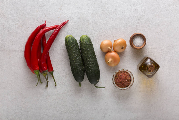 λαχανικά και κρέας σε ποικιλία για μαγείρεμα ανατολίτικα πιάτα σε ένα ελαφρύ φόντο, top view - Φωτογραφία, εικόνα