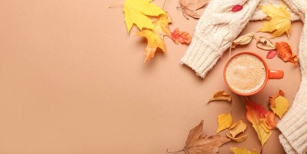コーヒー、セーターや色の背景に葉のカップと秋の組成物 - 写真・画像