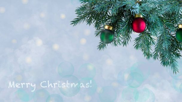 Kış tatili için tebrik kartı. Topları mavi arka planda, bokeh 'li Noel ağacı dalları. Kartpostal, poster, davetiye üzerinde "Mutlu Noeller" yazan.!  - Fotoğraf, Görsel