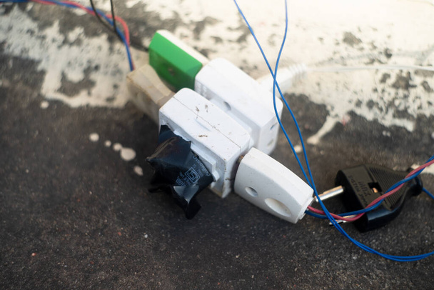 conexiones de enchufes eléctricos peligrosos con múltiples enchufes que se sobrecargan y causan un riesgo de seguridad y uso excesivo conduce a una crisis energética - Foto, imagen