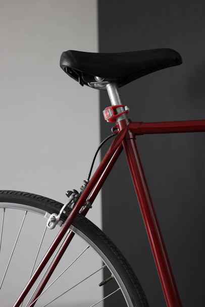 暗い背景で自転車のサドルのクローズアップ。自転車の部品を閉じる - 写真・画像