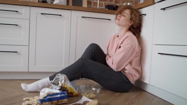 Vídeo de una joven mujer caucásica con dolor de estómago debido a un trastorno alimenticio. Fotografía con cámara de helio RED en 8K. - Imágenes, Vídeo