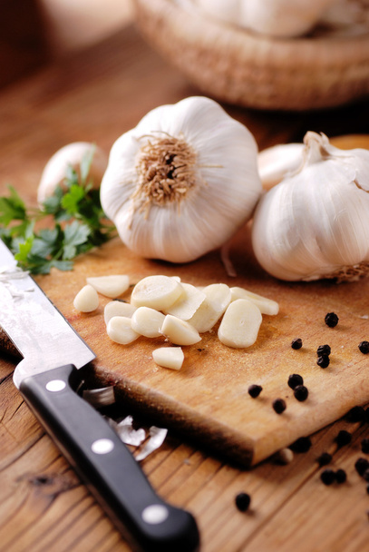 Fresh garlic on wooden table - Φωτογραφία, εικόνα