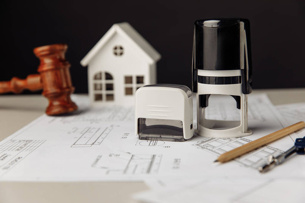 Juge marteau en bois, timbre et modèle de maison avec plan directeur - Photo, image