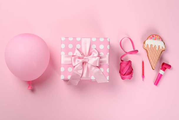 Verjaardags accessoires op roze achtergrond, bovenaanzicht - Foto, afbeelding