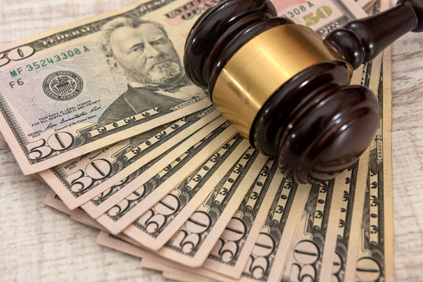 οικονομικοί δικαστές gavel με δολάρια εγκλήματα διαφθοράς - Φωτογραφία, εικόνα
